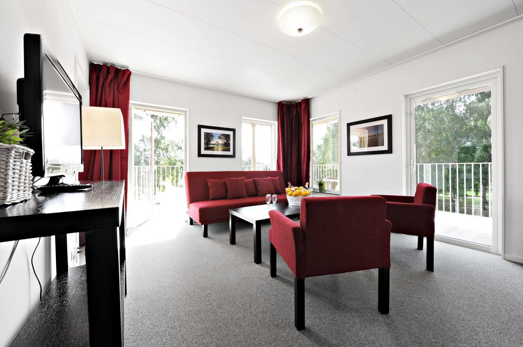 First Hotel Lindoe Park Vallentuna Zewnętrze zdjęcie