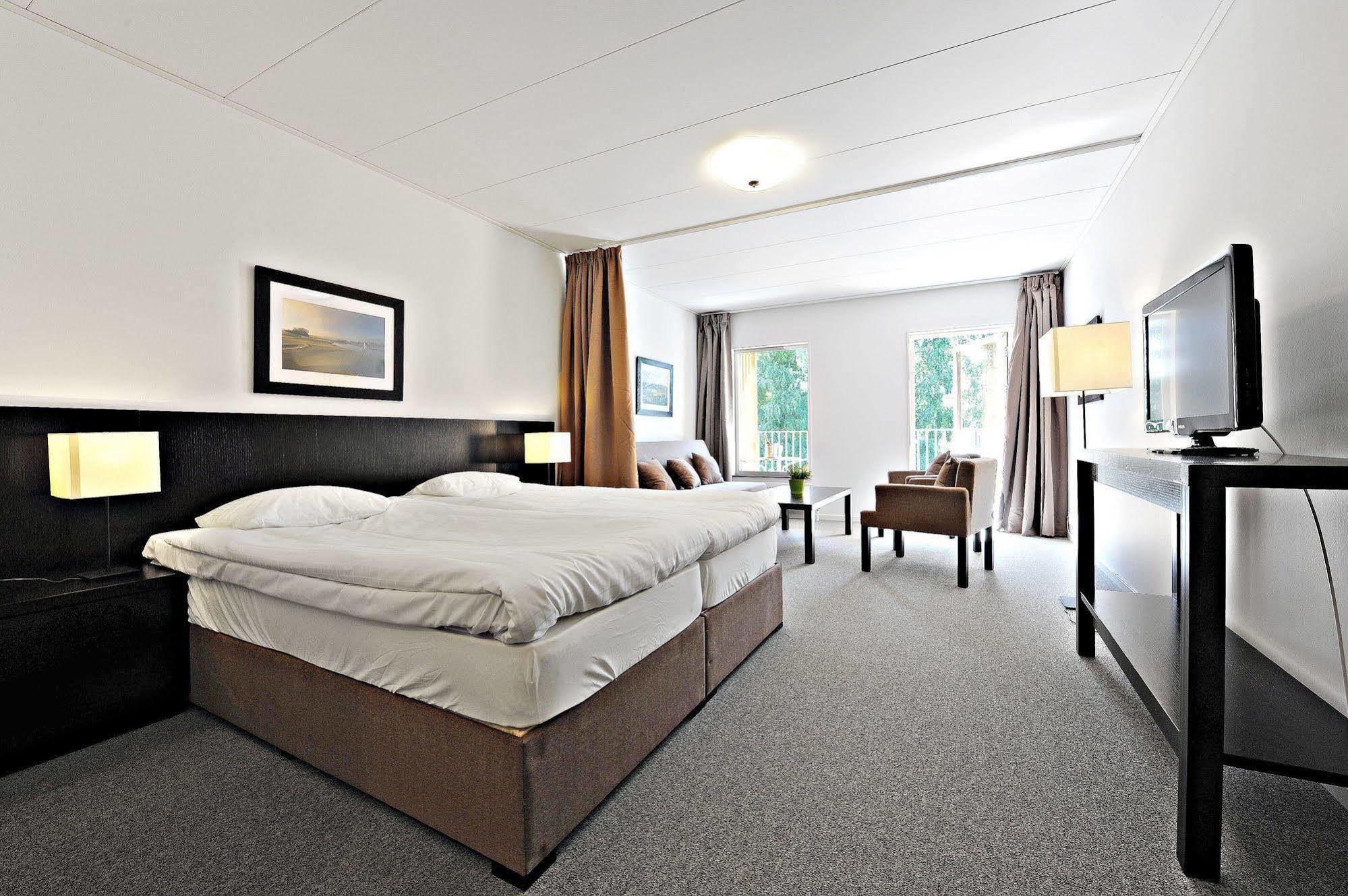 First Hotel Lindoe Park Vallentuna Zewnętrze zdjęcie